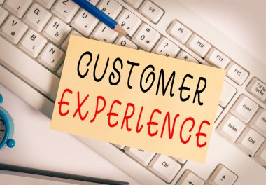 Müşteri Deneyimini gösteren bir not yazıyorum. Organizasyon ve alıcı arasındaki etkileşimin iş fotoğrafı görüntüleme ürünü Beyaz pc klavye kağıdı ve beyaz arkaplan üzerindeki ataçlar.