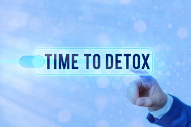 Zaman Detoks gösteren kavramsal el yazısı. Vücudunuzu toksinlerden arındırdığınızda veya ilaç tüketmeyi bıraktığınızda iş fotoğrafı metni.