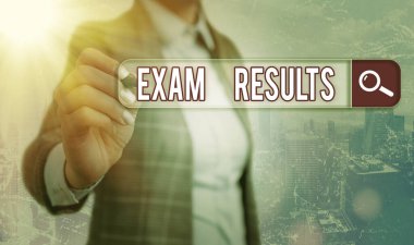 Sınav sonuçlarını gösteren kavramsal el yazısı. İş fotoğrafı gösterimi bilgi ve beceriyi gösteren resmi bir testin sonucu.