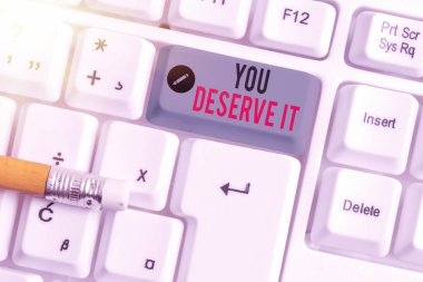 You Deserve It.Business fotoğraf metninin nitelikleri veya eylemleri nedeniyle bu yazıya sahip olması gerektiğini gösteren kavramsal el yazısı.