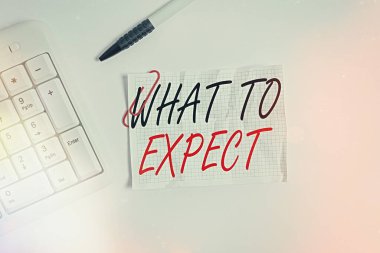 Kelime yazma metni Ne Bekleyeceğini. İş konsepti, beyaz arkaplanının üzerinde boş not kağıdı olan beyaz pc klavye gerçekleşmesi muhtemel bir şey hakkında soru sormaktır.