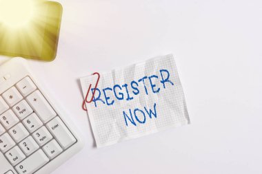 El yazısı şimdi kaydoluyor. Beyaz arkaplan ve cep telefonunun üzerinde boş not kağıdı olan resmi liste ya da kayıtları veya şeyleri web ya da foruma ekle.