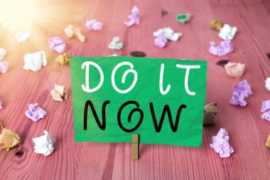 Kelime yazma metni. Şimdi yap. Tereddüt etmeden çalışmaya başlamak ya da hemen bir şeyler yapmak için iş kavramı.