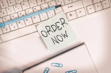 Order Now 'ı gösteren bir not yazıyorum. Ticari fotoğraf gösterimi bir partiden diğerine satış talebi doğruladı. Fotokopi alanının üzerinde boş, iş konsepti içeren yapışkan notlar yatıyordu..