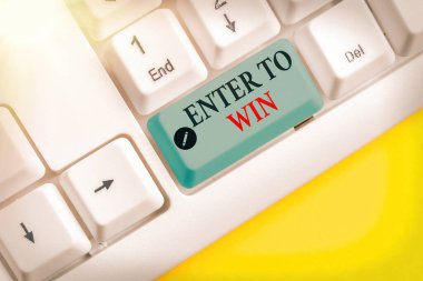 Enter To Win'i gösteren not yazma. Ödül kazanma ödülü için bir değer alışverişi gösteren iş fotoğrafı.