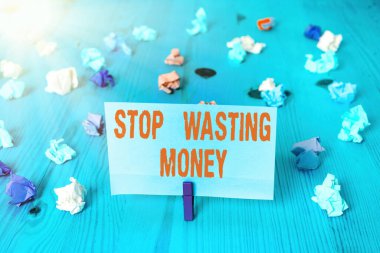 Kelime yazarlığı para israfını durdurur. Bir birey veya gruba tasarruf yapmalarını ve akıllıca kullanmalarını tavsiye eden iş konsepti.