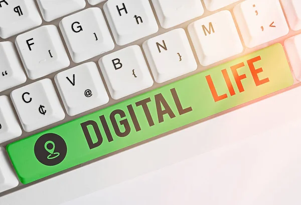 Conceptuele handschrift toont Digital Life. Zakelijke foto tekst Leven in een wereld die met elkaar verbonden is via Internet Multimedia. — Stockfoto