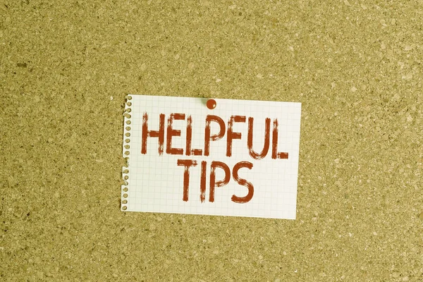 Woord schrijven tekst Nuttige tips. Zakelijk concept voor adviezen gegeven om behulpzame kennis in het leven te zijn Corkboard kleur grootte papier pin thumbtack tack blad billboard prikbord. — Stockfoto