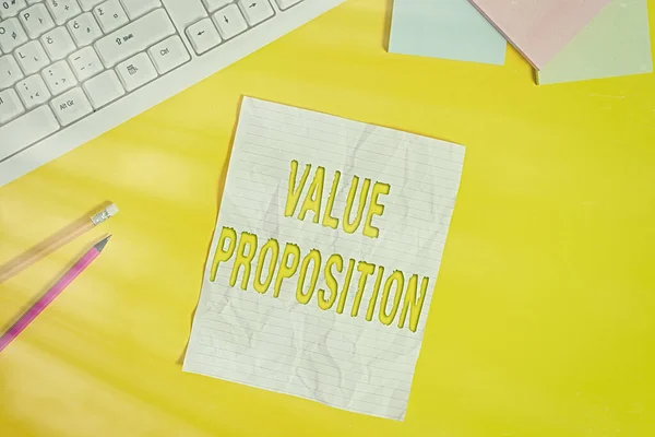 Word writing text Value Proposition. Geschäftskonzept für Innovationsservice soll Produkt attraktiv machen Kopierraum auf Notebook über gelbem Hintergrund mit PC-Tastatur auf dem Tisch. — Stockfoto