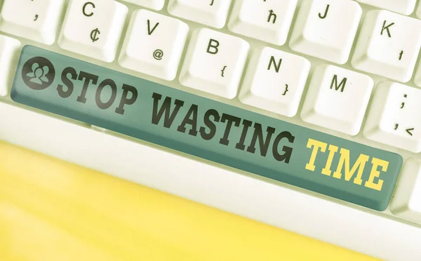 Πινακίδα που δείχνει "Σταματήστε να χάνετε χρόνο". Εννοιολογική φωτογραφία συμβουλεύει ένα άτομο ή ομάδα ξεκινήσει το σχεδιασμό και να το χρησιμοποιήσετε με σύνεση. — Φωτογραφία Αρχείου