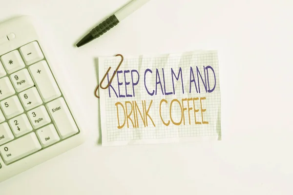 Написання тексту, що показує Keep Calm And Drink Coffee зробленого в офісі з оточенням, такими як ноутбук, маркер, ручка. Бізнес - концепція, що заохочує людину насолоджуватися кофеїновим напоєм і розслабитись. — стокове фото