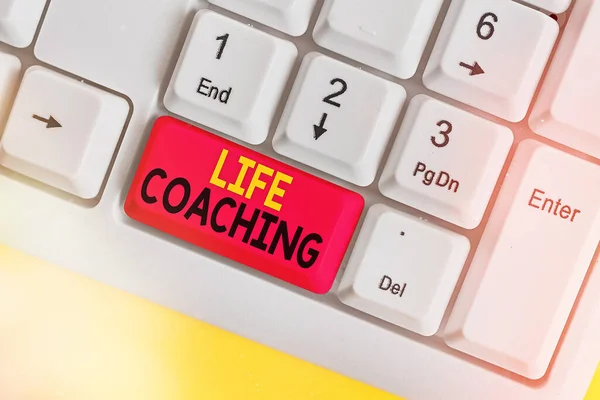 Manuscrito texto escrevendo Life Coaching. Conceito que significa um indivíduo empregado para ajudar a mostrar atingir seus objetivos na carreira . — Fotografia de Stock
