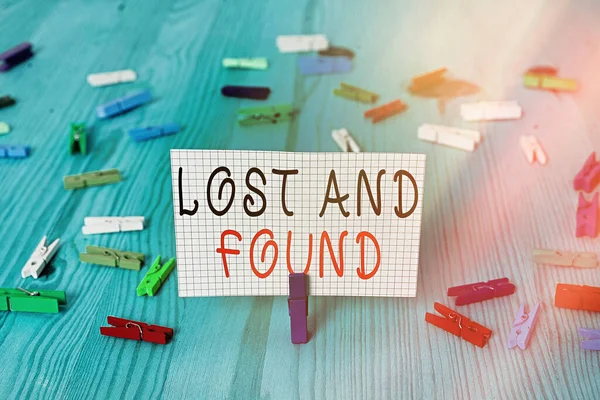 Ecriture conceptuelle montrant Lost And Found. Photo d'affaires montrant un endroit où les objets perdus sont stockés jusqu'à ce qu'ils soient récupérés . — Photo