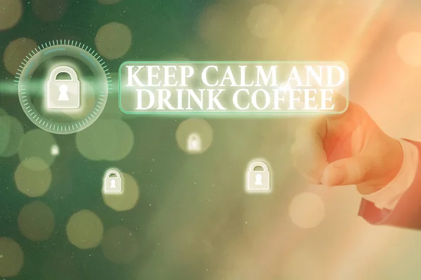 Konceptualne ręczne pisanie tekstu inspiracji podpis pokazujący Keep Calm And Drink Coffee. koncepcja oznacza zachęcić osobę do korzystania z kofeiny pić i zrelaksować się i miłość napisana na lepkiej nuty, przypomnienie — Zdjęcie stockowe