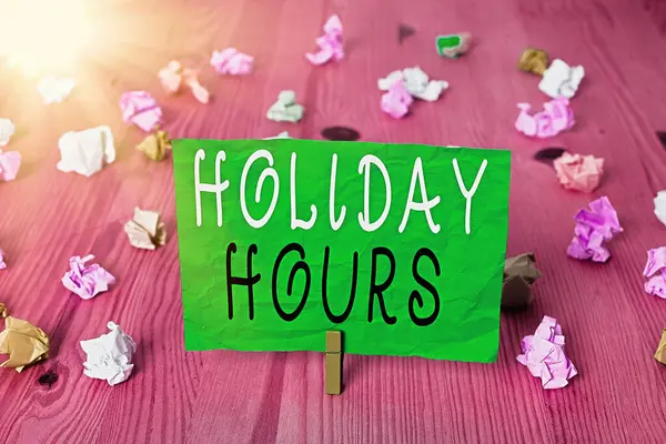 Tekst schrijven Holiday Hours. Bedrijfsconcept voor overwerk voor werknemers met flexibele werktijden. — Stockfoto