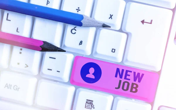 Skriva lapp som visar New Job. Företagsfoto visar upp nyligen har betalat anställning. — Stockfoto