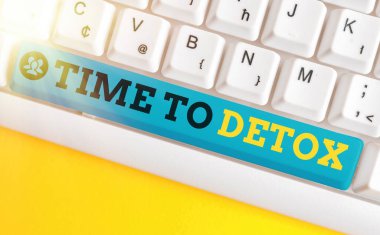 Zaman Detoks'a zamanı gösteren metin işareti. Vücudunuzu toksinlerden arındırdığınızda veya ilaç tüketmeyi bıraktığınızda kavramsal fotoğraf.