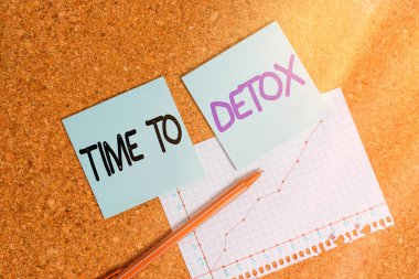 Arındırma zamanını gösteren metin işareti. Vücudunu toksinlerden arındırdığında ya da uyuşturucu tüketmeyi bıraktığında kavramsal fotoğraf. Not defteri kağıt ofis karton karton çalışma masası malzeme tablosu..