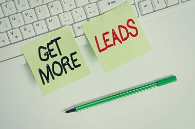 Get More Leads 'i gösteren bir not yazıyorum. İş fotoğraflarında tüketici girişimi ya da araştırma ürünleri ya da hizmetler Meydanı yeşil kağıt beyaz arka planda kalem ile gösterilir.