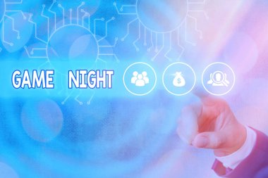Game Night 'ı gösteren bir not yazıyorum. İş fotoğraflarının sergilenmesi genelde arkadaşlarla poker oynamak gibi yetişkinlerin oyun buluşmalarında olur..