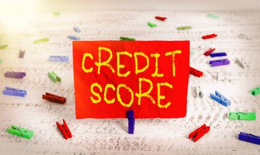 Kredi Puanı 'nı gösteren not yazılıyor. İş fotoğrafı sergisi, bireysel tefecilerin kredi değerini temsil ediyor.