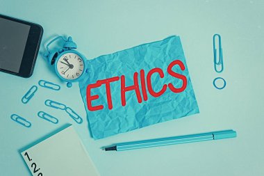 Ahlaki değerleri gösteren kavramsal el yazısı. İş fotoğrafı metni ahlak felsefesi ya da ahlak kuralları bireysel bir alarmlı saat notları akıllı telefon bandı işaretleyici renkli arka plan.