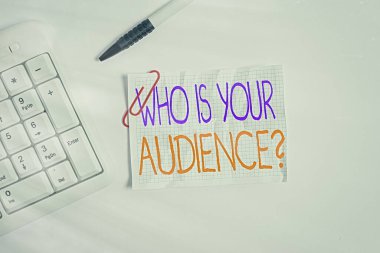 Kelime yazma metni Kim İzleyiciniz Sorusu. Beyaz arkaplanın üzerinde boş not kağıdı olan beyaz pc klavye kimin izlediğini veya dinlediğini gösteren iş konsepti.