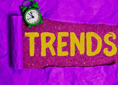 Trendleri gösteren not yazılıyor. Bir şeyin geliştiği ya da değiştiği genel yönü gösteren iş fotoğrafı.