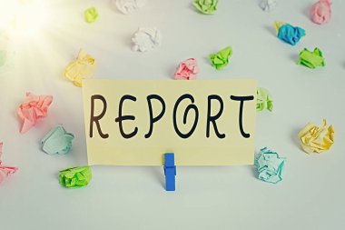 Rapor gösteren kavramsal el yazısı. İş fotoğrafı sergisi. Renkli, buruşmuş kağıt, boş hatırlatıcı, beyaz çamaşır mandalı gibi bir şeyin yazılı ya da sözlü hesabını ver..