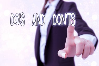 Do S ve Don 't T.S.' i gösteren bir not yazıyorum. Bazı faaliyet ve eylemlere ilişkin kural ve adetleri gösteren iş fotoğrafı.