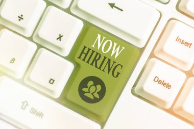 Kavramsal el yazısı Now Hiring 'i gösteriyor. Gelecekteki çalışanlarla iş ilişkilerini değerlendiren iş fotoğrafı bulma.