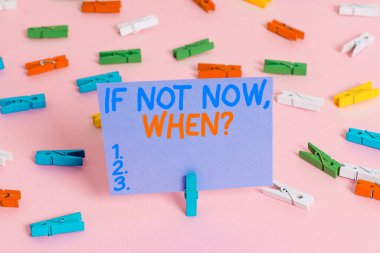 Soru sorulduğunda şimdi değilse el yazısı. Kavram şu demek: Şu andan itibaren harekete geçin Renkli çamaşır iğnesi kağıtları boş hatırlatıcı pembe zemin ofis pimi.