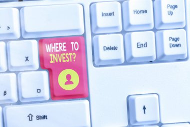 Nereye Yatırım Sorusu gösteren kavramsal el yazısı. Finansal planlara veya hisselere nerede para yatırıldığı hakkında soru soran iş fotoğrafı metni.