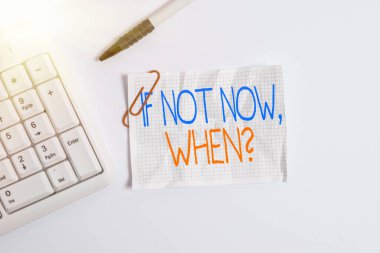 Soru Sorulduğunda Şimdi değilse Sözcük Yazma Metni. Bu andan itibaren harekete geçmek için iş konsepti beyaz arkaplanın üzerinde boş not kağıdı ile beyaz pc klavye tereddüt etmeyin.