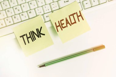 Think Health 'i gösteren bir not yazıyorum. Tam fiziksel ve sosyal refahın, beyaz arka planda kurşun kalemli Kare yeşil not kağıdı olduğu iş fotoğrafı gösterimi.