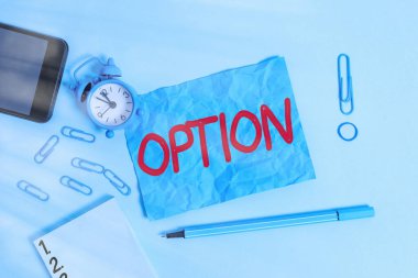 Seçenek gösteren kavramsal el yazısı. İş fotoğrafı bir şey seçme fırsatı ya da yeteneği metni ya da Alarm saati not defteri akıllı telefon bant işaretleyici renkli arkaplan.