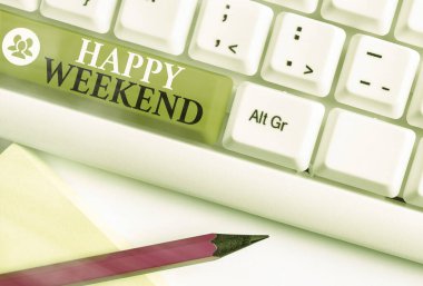 Happy Weekend'i gösteren bir not yazıyorum. Güzel bir şey vitrine İş fotoğraf oldu ya da hayattan memnun hissediyorum.