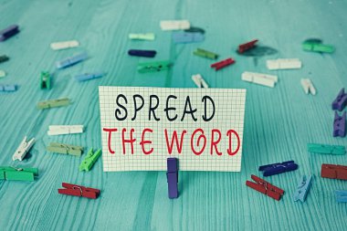 Spread The Word gösteren kavramsal el yazısı. Sosyal medyayı kullanarak bilgileri veya haberleri paylaşan iş fotoğrafı.