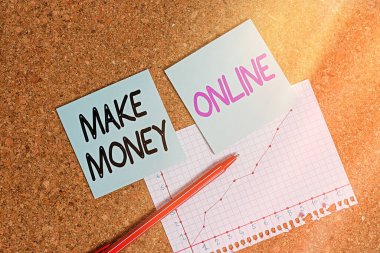 Para kazanmayı gösteren metin işareti. İnterneti kullanarak kavramsal fotoğraf çekmek serbest çalışmak ya da pazarlamak gibi masa başı kağıt ofis karton malzeme tablosu çalışma tablosu.