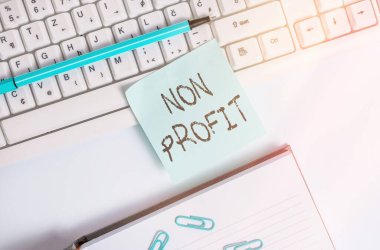 Non Profit 'i gösteren bir not yazıyorum. İş fotoğrafı gösterimi, öncelikli olarak kâr kuruluşu oluşturmak ya da yönetmemek için boş fotokopi alanının üzerinde iş konseptiyle birlikte yapışkan notlar bırakıldı..