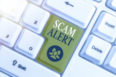 Scam Alert gösteren kavramsal el yazısı. İş fotoğraf metin hileli onu ikna ederek kurbandan para elde.