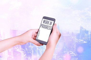 Kelime yazma çalışmaları devam ediyor. Tamamlanmamış projeler için iş konsepti hala ekleniyor veya geliştiriliyor.