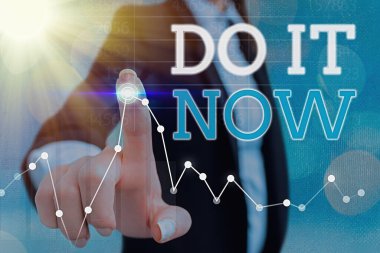 Şimdi Yap'ı gösteren kavramsal el yazısı. İş fotoğraf vitrin tereddüt değil ve hemen çalışmaya veya şeyler yapmaya başlayın.