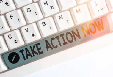 Action Now'ı gösteren not yazma. İş fotoğraf vitrin bir şey resmi veya uyumlu sorunu ile hedefe ulaşmak yapmak.
