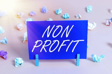 Non Profit 'i gösteren kavramsal el yazısı. İş fotoğrafı metni öncelikli olarak kâr örgütü oluşturmak için yapılmıyor veya yürütülmüyor.