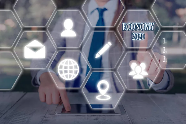 Schrijfnotitie over Economie 2020. Bedrijfsfoto 's van rijkdom en hulpbronnen van een land in het komende jaar. — Stockfoto