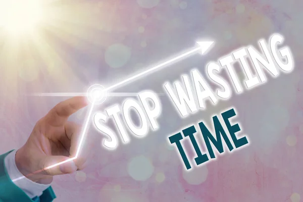 Znak tekstowy pokazujący Stop Marnowaniu czasu. Koncepcyjne zdjęcie doradzające osobie lub grupie rozpocząć planowanie i używać go mądrze. — Zdjęcie stockowe