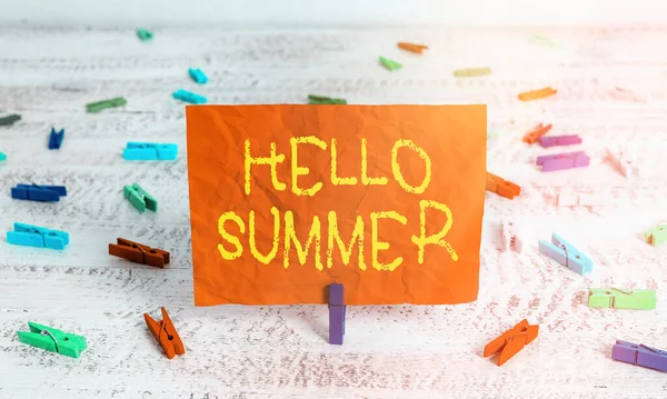 Escribiendo nota que muestra Hello Summer. Muestra de fotos de negocios Recibir la temporada más cálida del año llega después de la primavera . —  Fotos de Stock