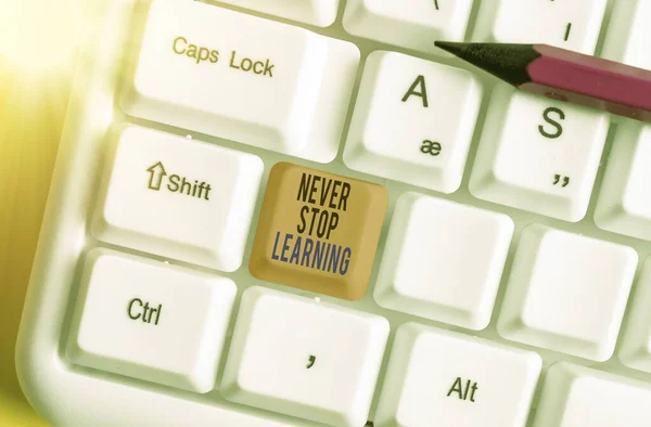 Conceptuele handschrift toont Never Stop Learning. Business photo showcasing blijven studeren het verkrijgen van nieuwe kennis of materialen. — Stockfoto