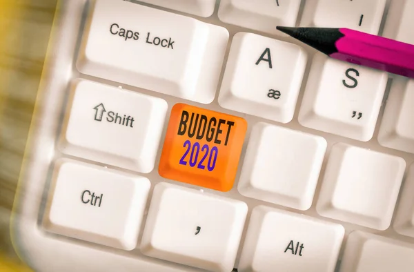 显示2020年预算的概念手写。展示下一年或本年度收入和支出估算的业务照片. — 图库照片